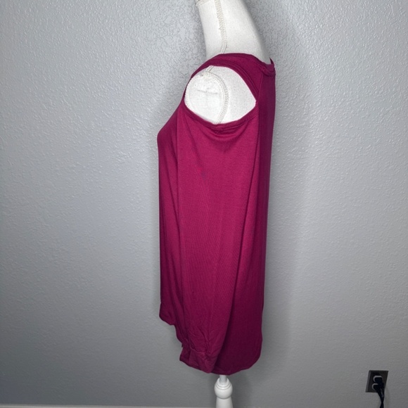 Women's  NWT  Kenneth Cole Reaction Fuchsia Top with cut outs Size Large - Picture 4 of 8